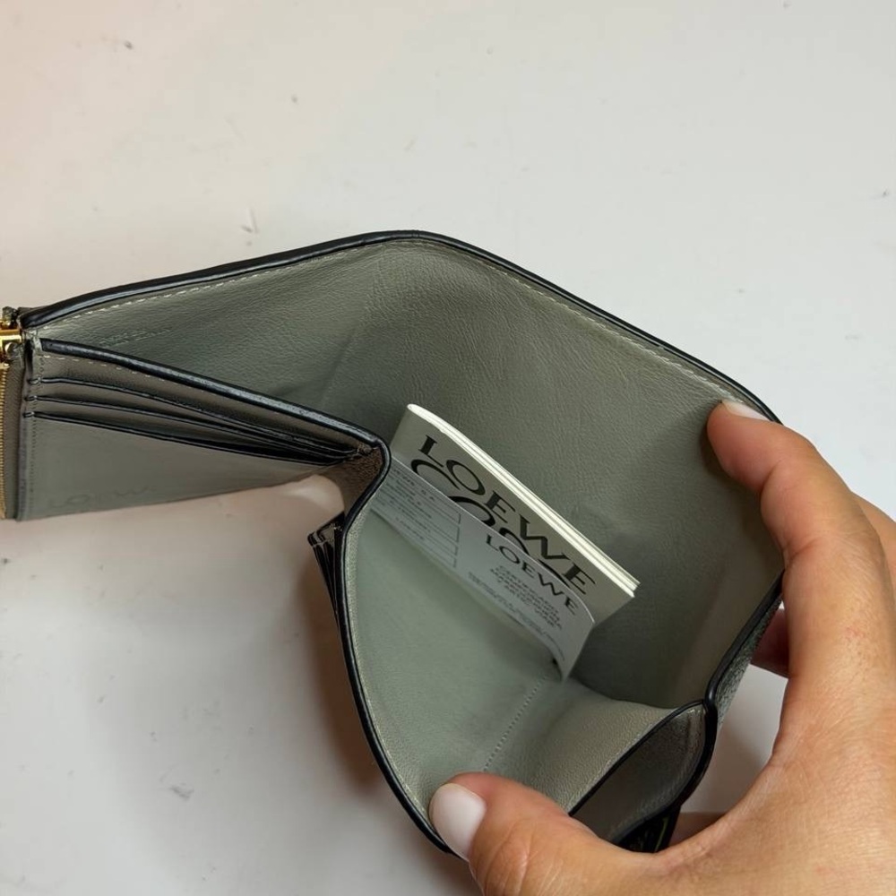 Loewe Small Vertical Wallet Green/Lime Yellow Grained Calf Leather - Picture 11 of 14